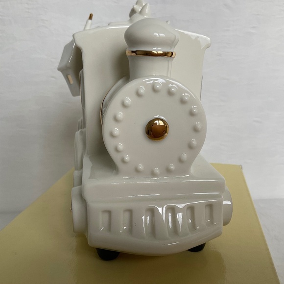 Mikasa Fine Porcelain “Musical Train With Presents”  Vintage Christmas D… - Picture 4 of 13